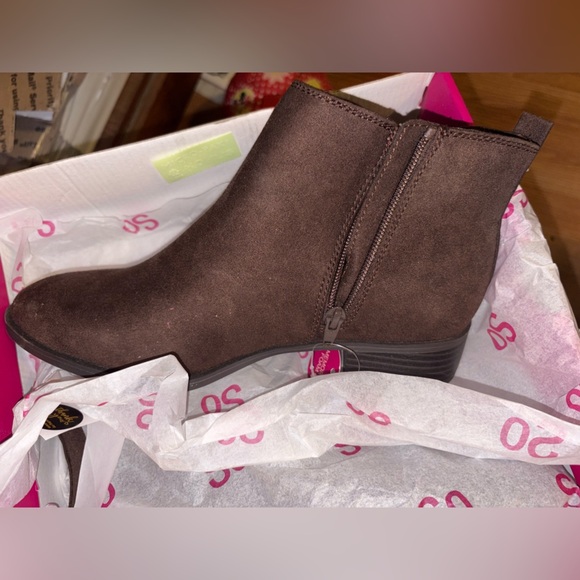 Avery Brown Ankle Boots - Picture 1 of 3